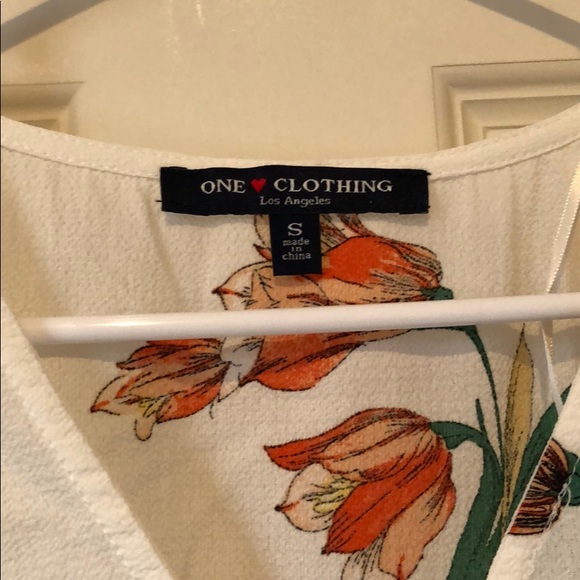 Short sleeve v neck floral top - Picture 3 of 3